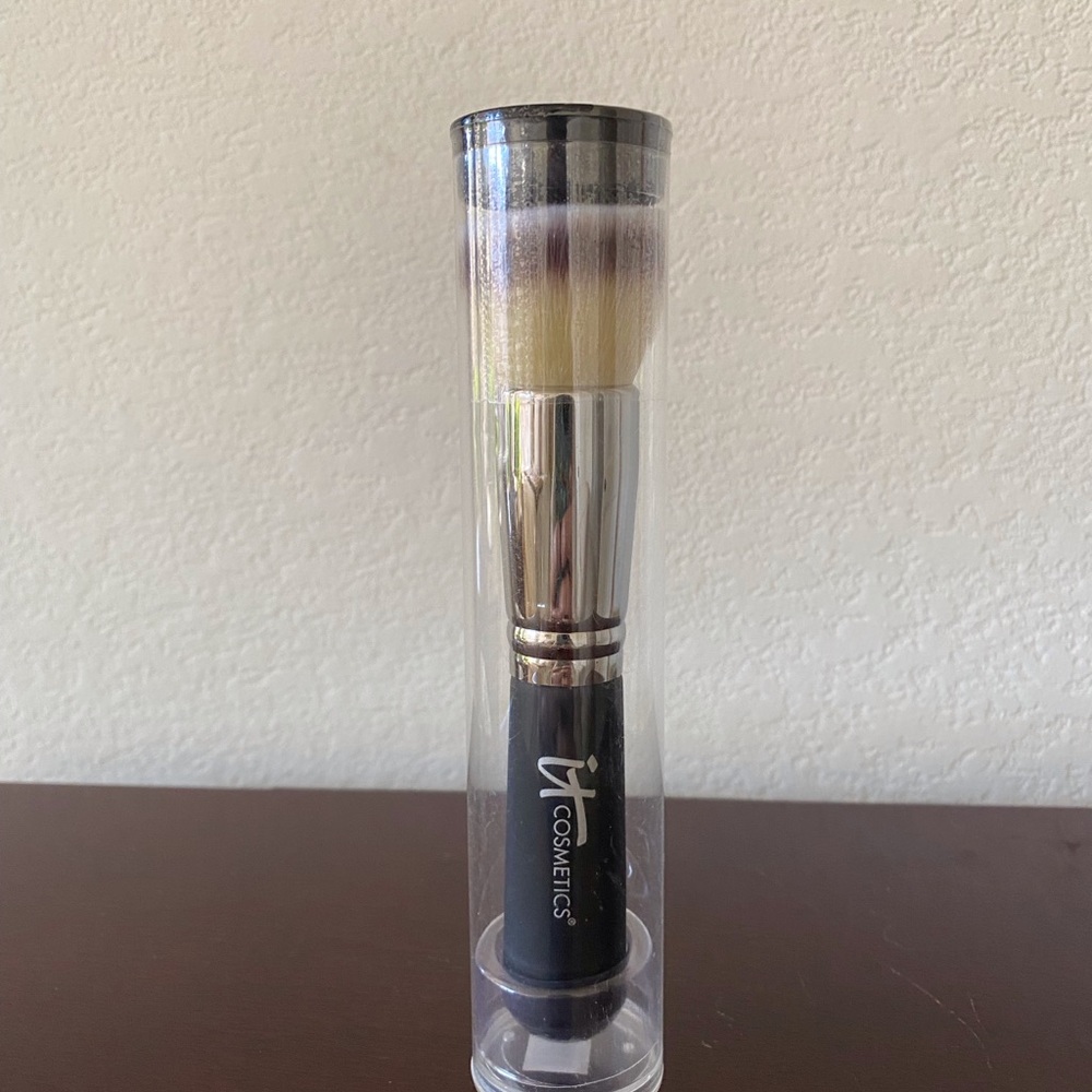 IT Cosmetics Heavenly Luxe Flat Top Buffing Foundation Brush No. 6!